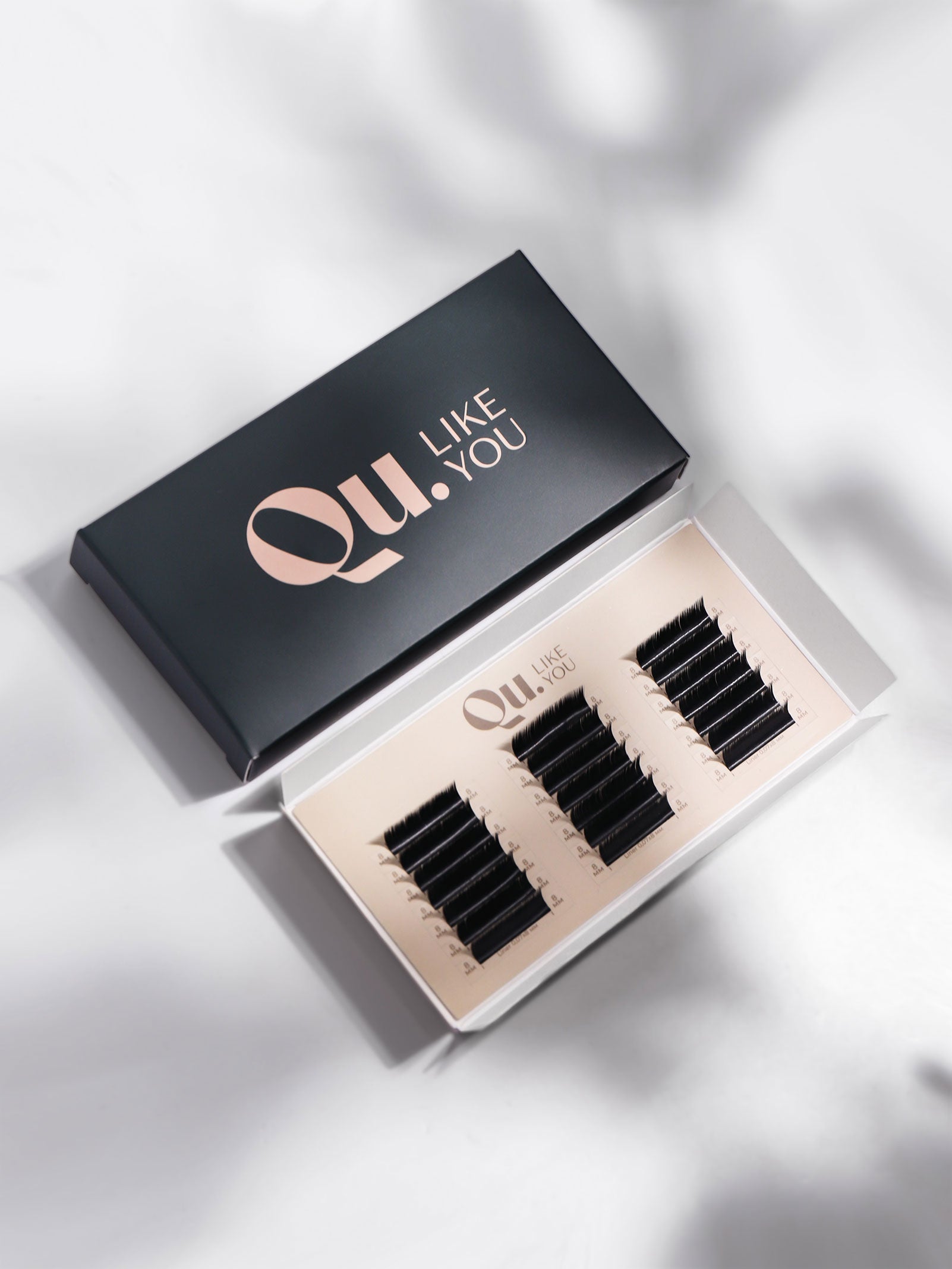 Extensiones de pestañas Volumen Ruso Qu.likeYou de Anna Davudova mostradas en caja abierta