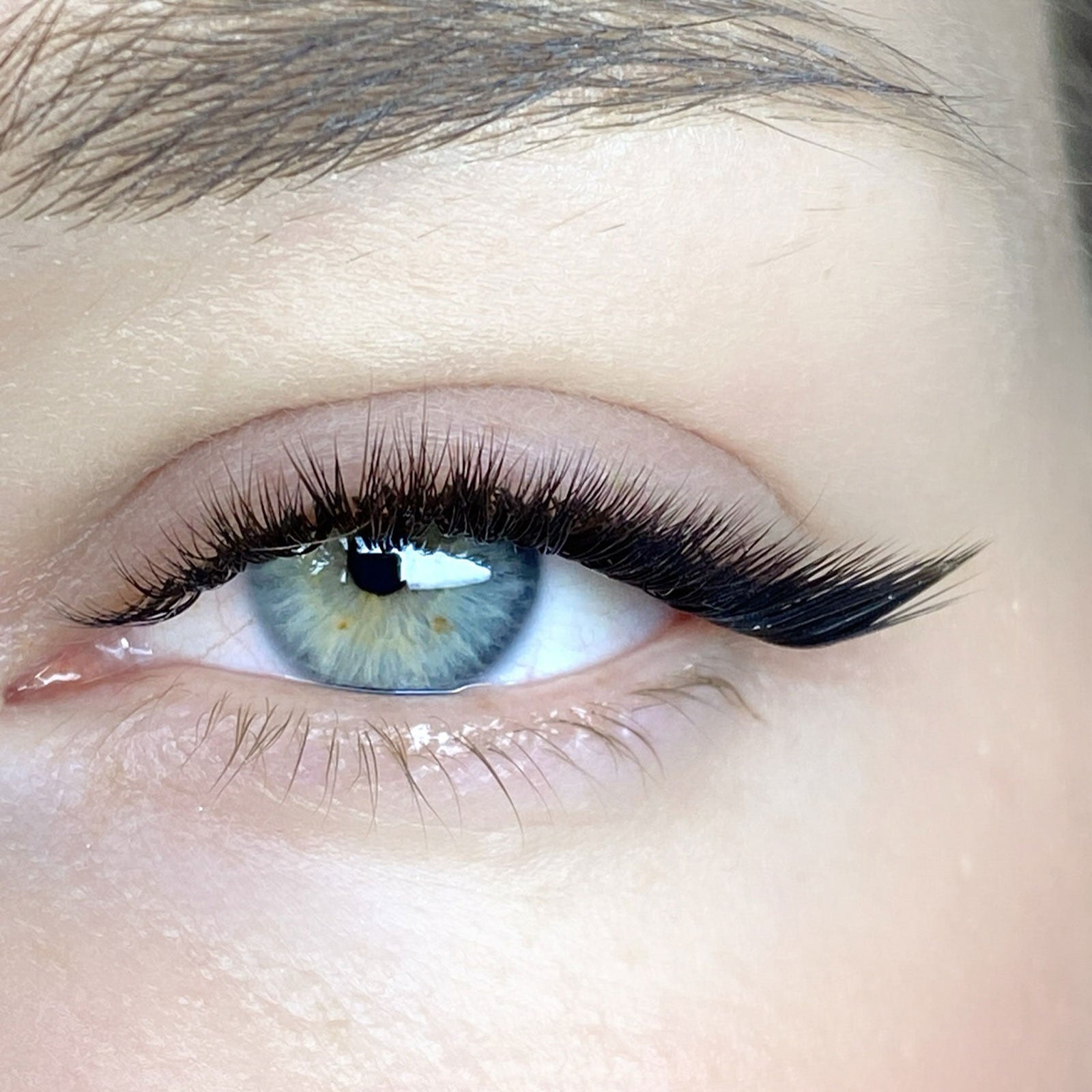 Ojo de modelo con extensiones de pestañas Volumen Ruso Qu.likeYou de Anna Davudova