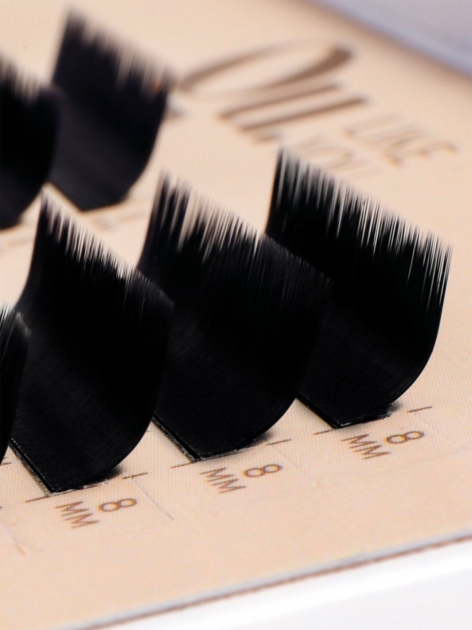 Extensiones Volumen Ruso "Qu.likeYou" Anna Davudova - Top PestañasAnna Davudova