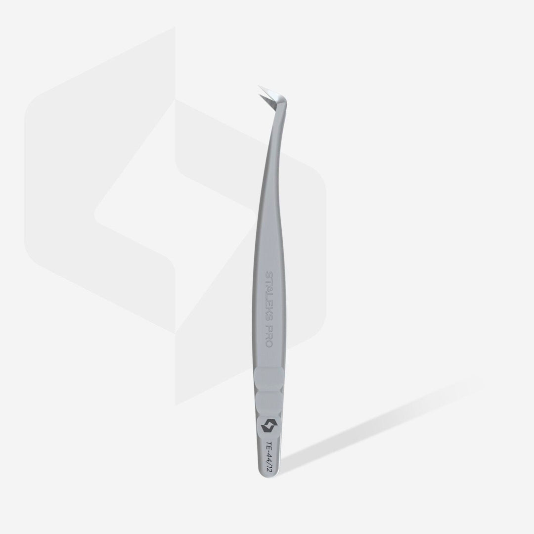 Pinza profesional para pestañas con nanomuescas EXPERT 44 TYPE 12 (en forma de L, 65′) - Top PestañasStaleks