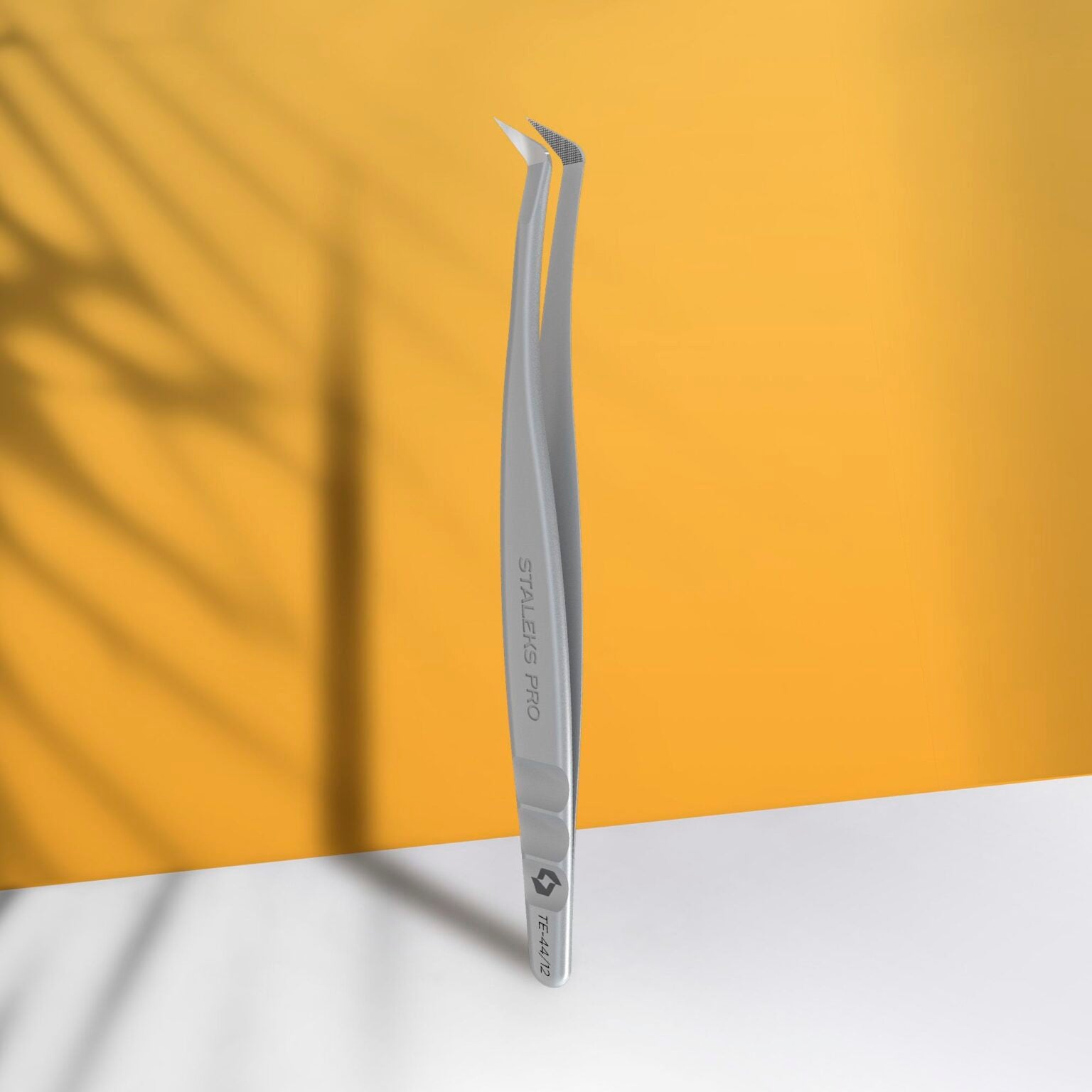 Pinza profesional para pestañas con nanomuescas EXPERT 44 TYPE 12 (en forma de L, 65′)